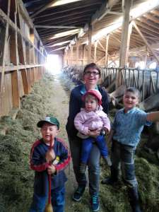 Familie im Stall